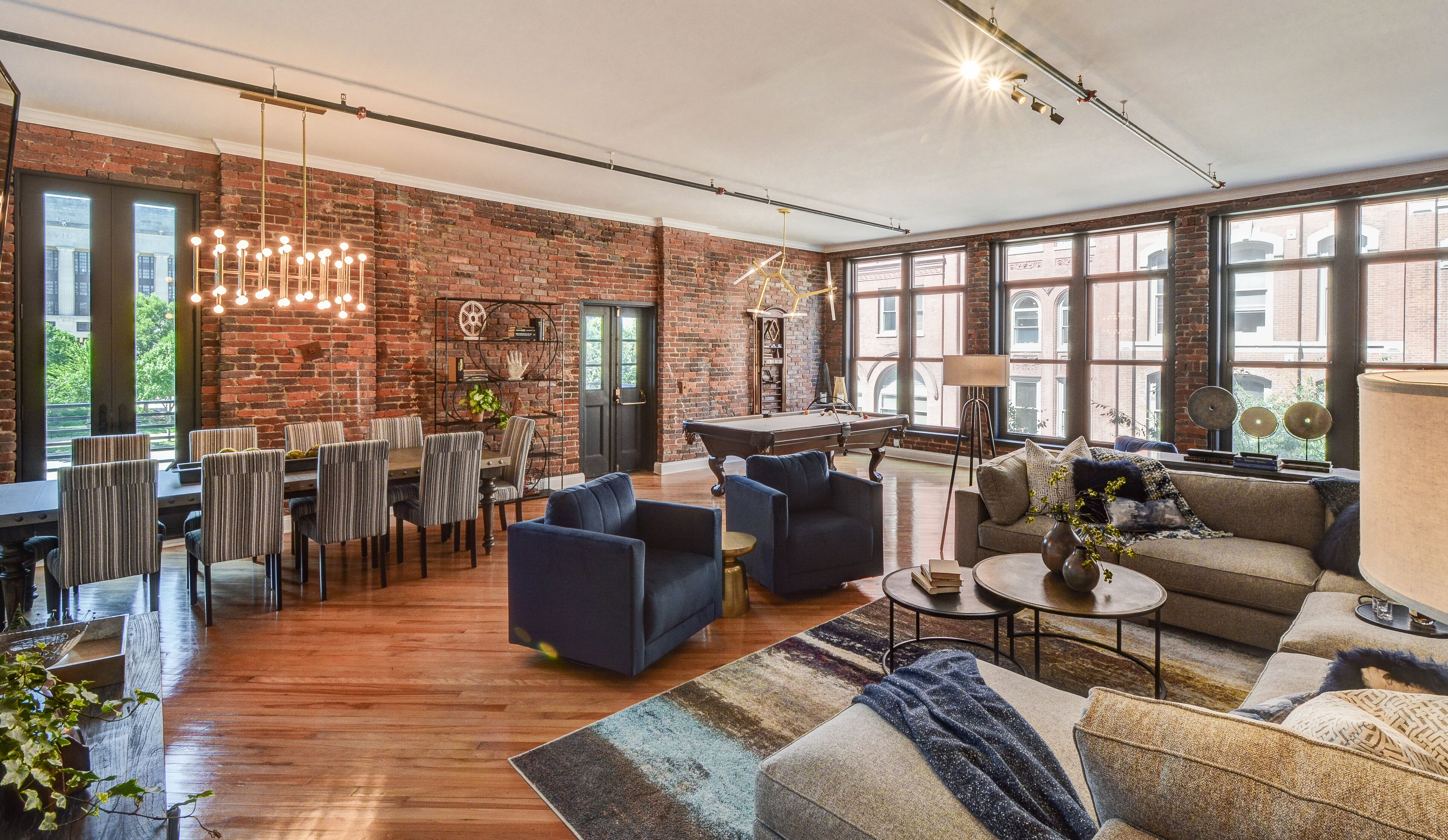 TV connectée, livres, chaîne hi-fi