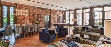 TV connectée, livres, chaîne hi-fi