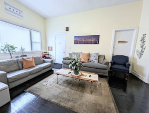 Smart-TV, DVD-Player, Bücher, Stereoanlage