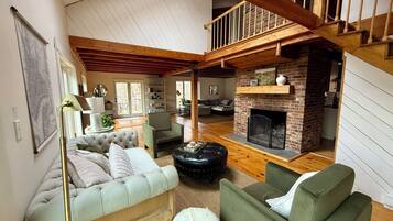 Smart-TV, peis, bordtennis og bøker