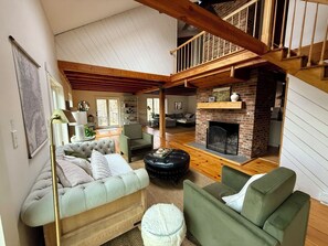 Älytelevisio, takka, pöytätennispöytä, kirjoja