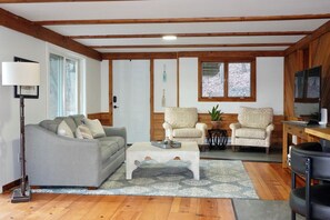 Een smart-tv, een open haard, een tafeltennistafel en boeken