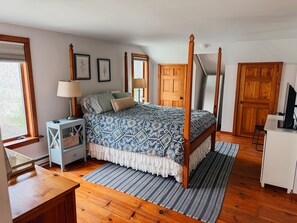 4 slaapkamers, een bureau, een strijkplank/strijkijzer, reisbedje