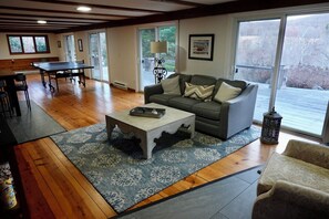 Een smart-tv, een open haard, een tafeltennistafel en boeken