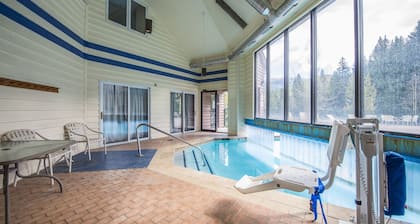 Ski in / ski out family friendly condo w/access to pool, hot tub & game room