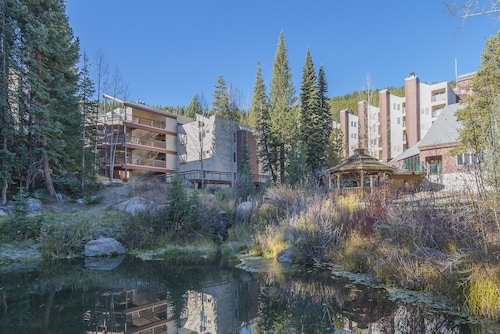 Ski in / ski out family friendly condo w/access to pool, hot tub & game room