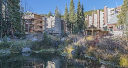 Ski in / ski out family friendly condo w/access to pool, hot tub & game room