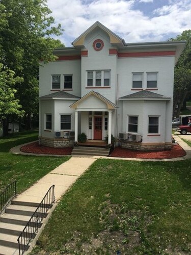 Day Street Suites. Historic Phelps Mansion.  Main Level Suite #2