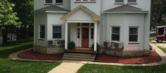 Day Street Suites. Historic Phelps Mansion.  Main Level Suite #2