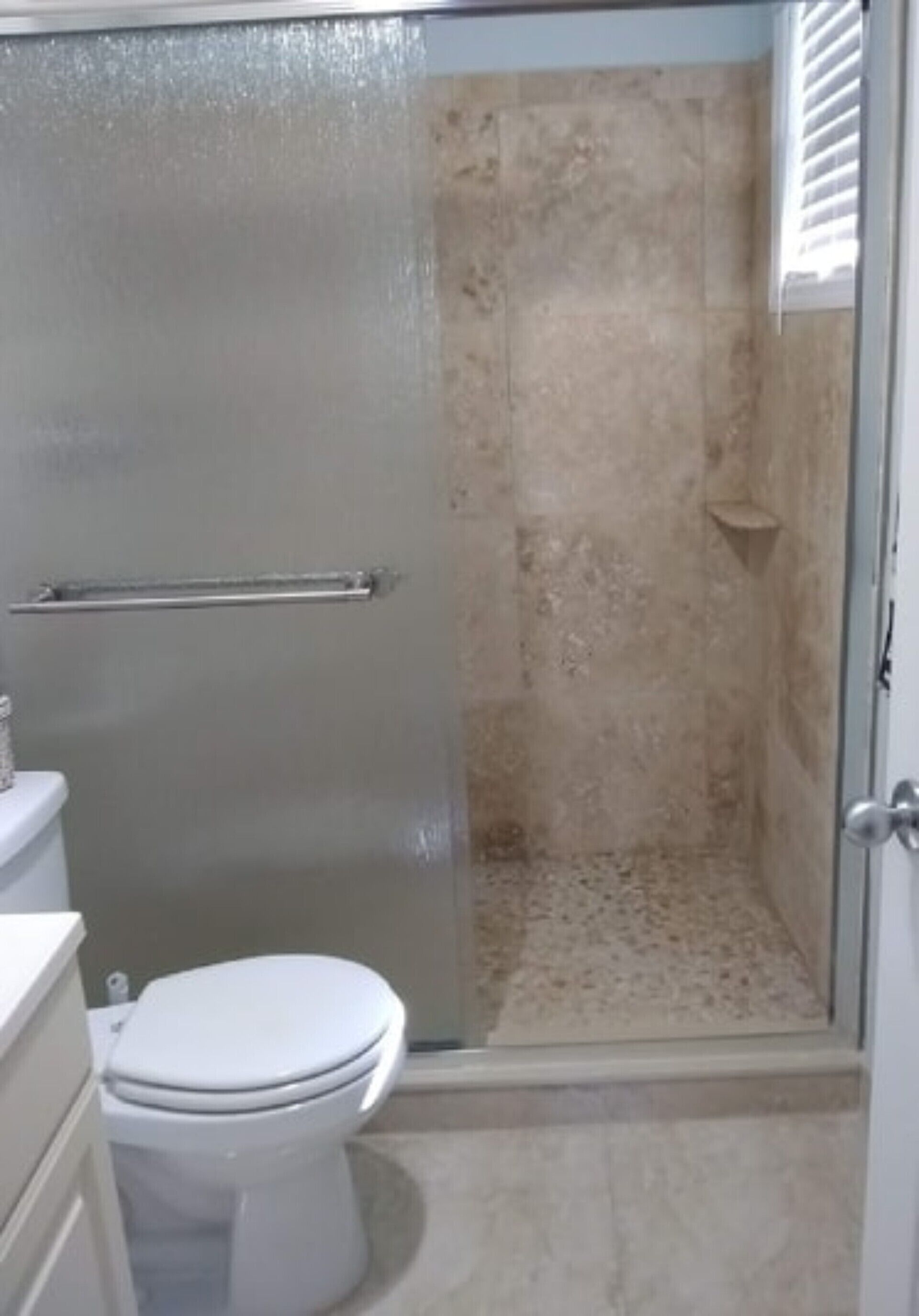 Douche, sèche-cheveux, serviettes fournies, papier toilette