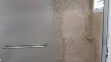 Douche, sĂšche-cheveux, serviettes fournies, papier toilette