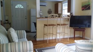 Smart TV, DVD player - Delightful Riverfront One Bedroom Cottage w/ boat dock-End of Summer Specials!! (Sebastian)