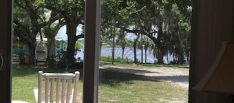 Delightful Riverfront One Bedroom Cottage w/ boat dock-End of Summer Specials!!