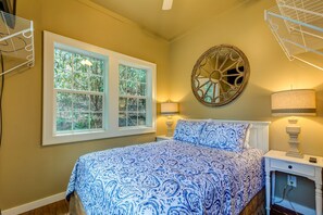 2 bedrooms, iron/ironing board, free WiFi, bed sheets - Comfortable, Convenient and Freshly Renovated!! (Highlands)