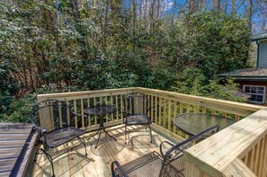 Outdoor dining - Comfortable, Convenient and Freshly Renovated!! (Highlands)