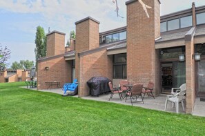 Ein Backsteinhaus mit Außenplätzen und einem überdachten Grillbereich.