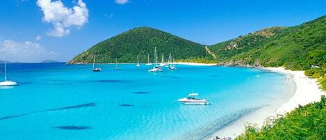 Plage, chaises longues, serviettes de plage