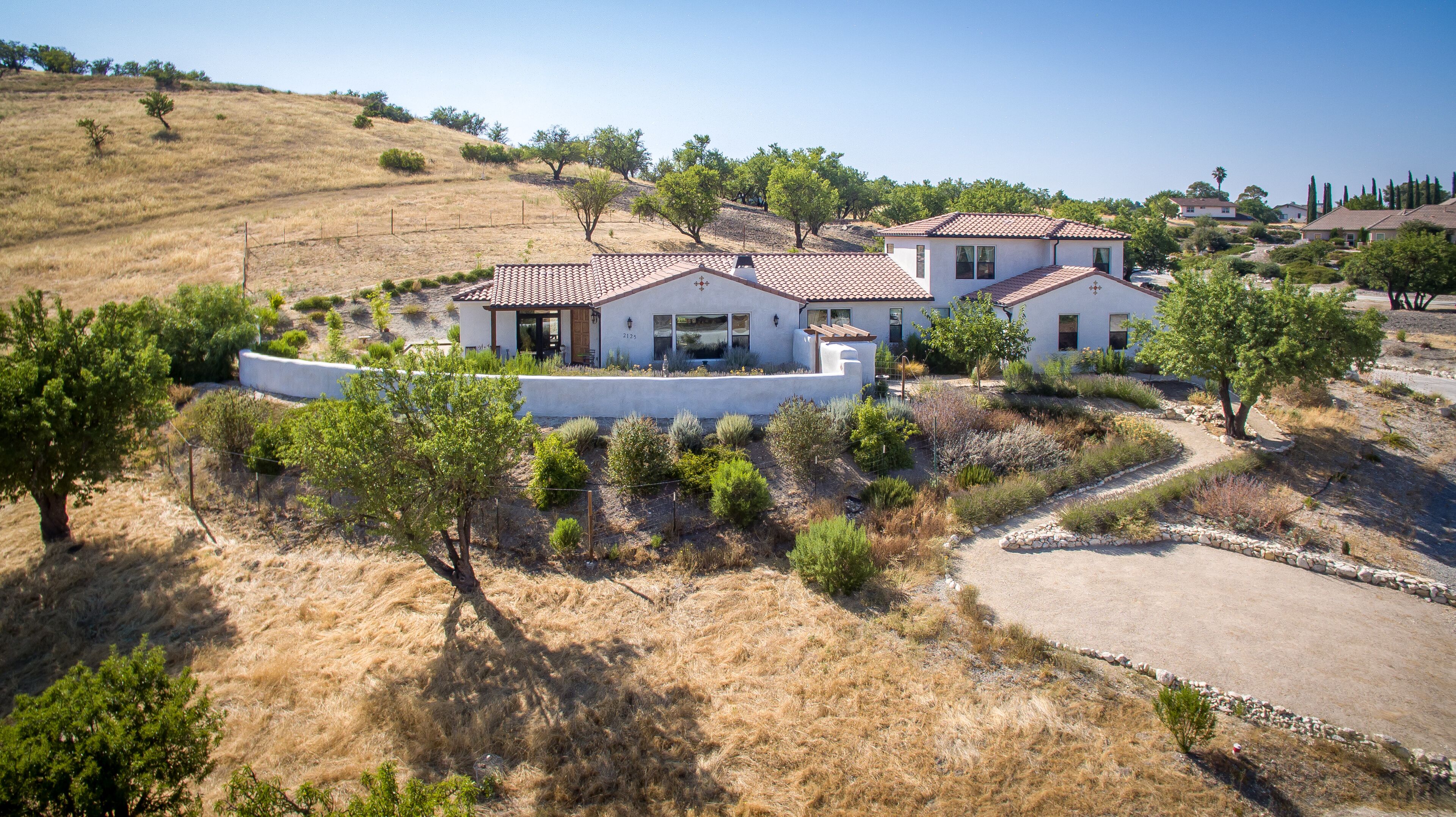 STR190112 La Casa de Robles: A Luxurious Wine Country Retreat Moments From Town 