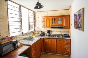 Fridge, microwave, stovetop, coffee/tea maker - Oasis in the heart of Medellin (Medellín)