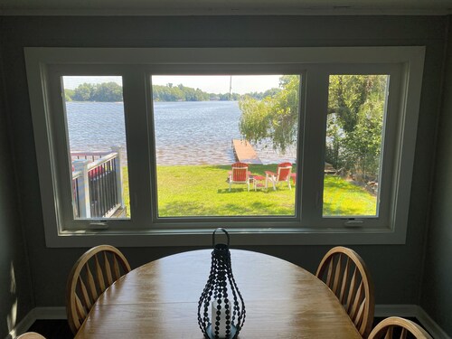 Cozy Pet-Friendly Cedar Shake Cottage With Best View on the Lake + Kayaks!