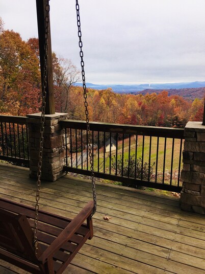 Beautiful Long Range Mountain Views, Minutes from Downtown Hendersonville, NC