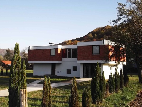 المنشأة من الخارج