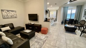 Smart TV - Attractive 3 bed townhome | 3 Bed, 2.5 Bath (Kissimmee)
