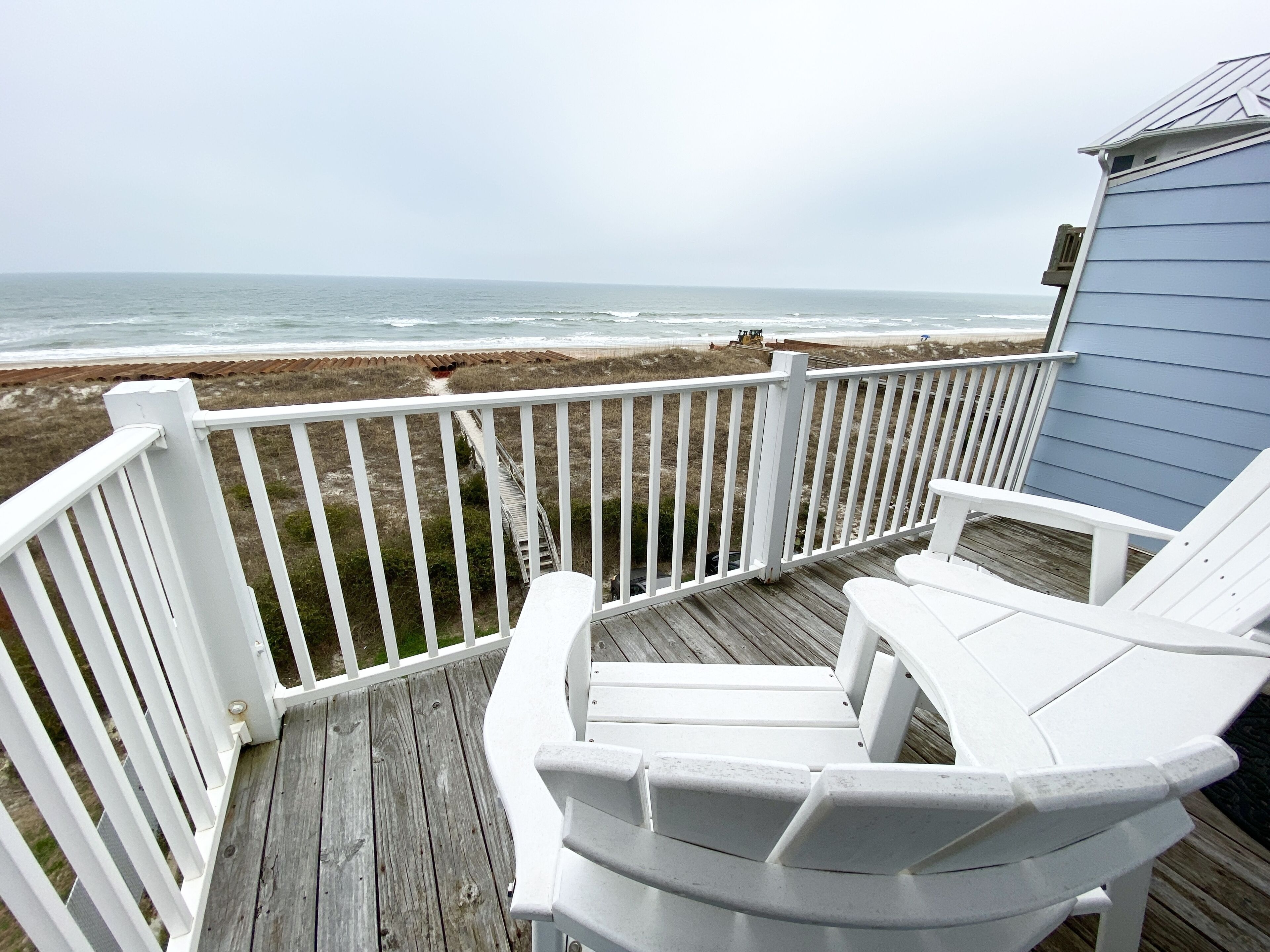Right On the Beach - Spectacular Views!