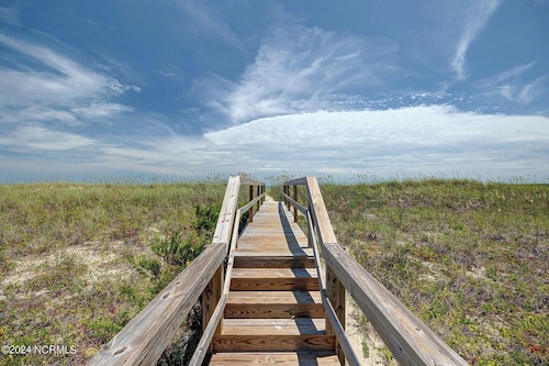 Right On the Beach - Spectacular Views!