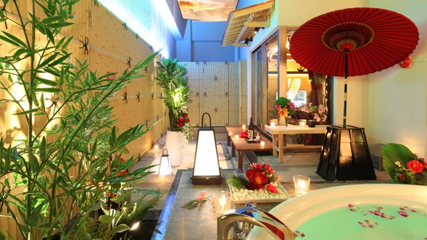 A spa area with a hot tub, candles, and a red fan. - LUSSO CROCE ASIAN RESORT - Adult Only (Yokohama)