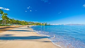 Una spiaggia nelle vicinanze, lettini da mare, teli da spiaggia