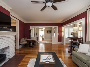 Smart TV, books - Lavinia House Downtown Greenville (Greenville)