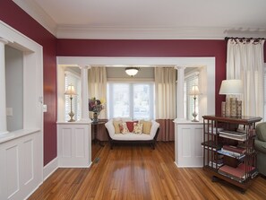 Smart TV, books - Lavinia House Downtown Greenville (Greenville)