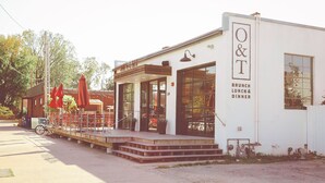 Un petit bâtiment d’un seul étage, sur lequel on peut lire l’inscription suivante : « O&T : BRUNCH, DÉJEUNER ET DÎNER ».