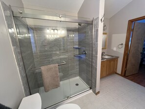 Combined shower/bathtub, hair dryer, towels, toilet paper - Mt. Snow Paradise - Indoor Jacuzzi & Sauna - Minutes to Mountain - Sleeps 10 (West Dover)