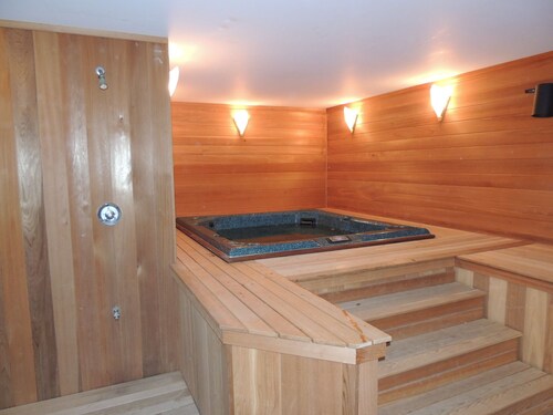 Mt. Snow Paradise - Indoor Jacuzzi & Sauna - Minutes to Mountain - Sleeps 10