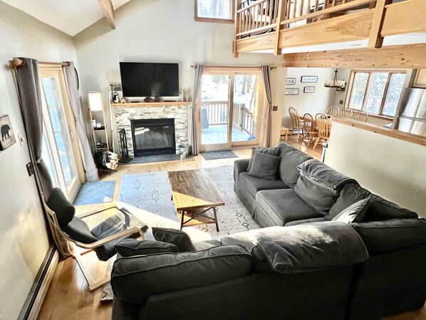 Smart TV, fireplace, DVD player, table tennis