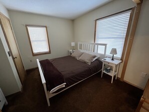 4 bedrooms, desk, iron/ironing board, travel cot - Mt. Snow Paradise - Indoor Jacuzzi & Sauna - Minutes to Mountain - Sleeps 10 (West Dover)