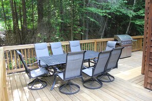 Outdoor dining - Mt. Snow Paradise - Indoor Jacuzzi & Sauna - Minutes to Mountain - Sleeps 10 (West Dover)