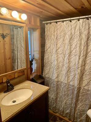 Ensemble douche/baignoire, sèche-cheveux, serviettes fournies