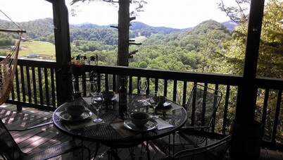 Secluded and Private Cabin with Amazing Views.  Hot tub and WiFi.