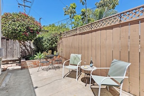 Outdoor dining - Adorable Spanish style casita in fantastic area of Historic North Park (San Diego)