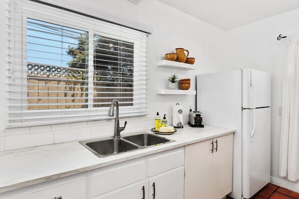 Fridge, microwave, oven, stovetop - Adorable Spanish style casita in fantastic area of Historic North Park (San Diego)