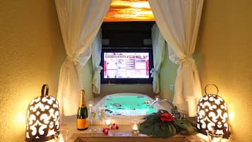 Luxury Room | Deep soaking bathtub