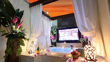 Celebrity Room | Deep soaking bathtub