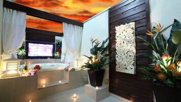 Celebrity Room | Deep soaking bathtub