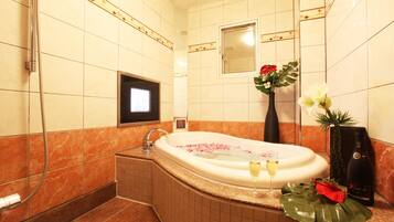 Caribbean Room | Deep-soaking bathtub