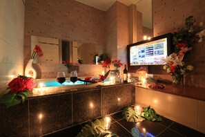 Chambre (Grassino) | Salle de bain | Baignoire et douche séparées, baignoire profonde