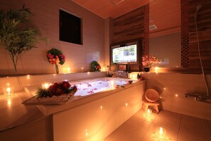 Habitación (Celebrity) | Baño | Bañera y ducha independientes y bañera profunda