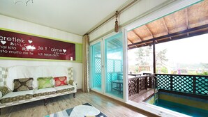 Premium Room | Living area | Flat-screen TV - Rose Pension (Gangneung)